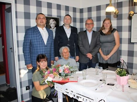 Jubilatka w otoczeniu rodziny oraz przedstawicieli samorządu.
