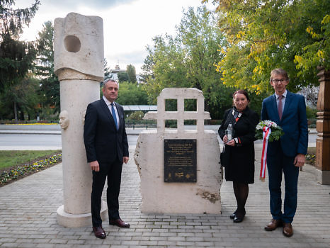delegacja Suchego Lasu przy pomniku ofiar powstania z 1956 r. w Tamasi na Węgrzech