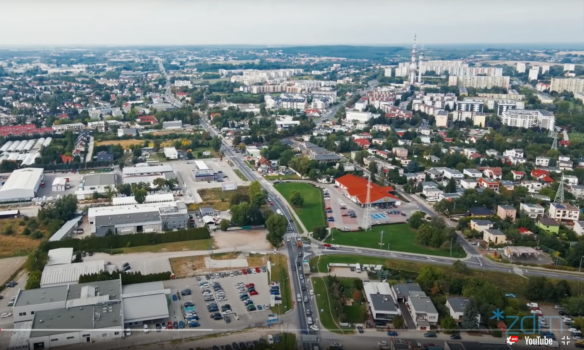 Widok z lotu ptaka na ulicę Obornicką w Poznaniu.