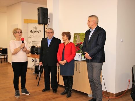 Seniorzy składaja podziękowania wójtowi w formie życzeń.