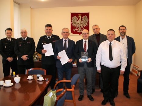 Uczestnicy spotkania pozują do zdjęcia.