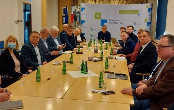 Zdjęcie ze spotkania. Włodarze przy stole podczas konferencji.