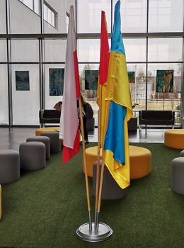 Flagi - Polski, Ukrainy i Gminy suchy Las w holu Centrum Kultury w Suchym Lesie.
