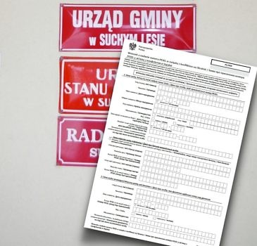 Formularz wniosku. W tle tabliczka z napisem Urząd Gminy.