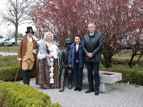 Zdjęcie przy ławeczce z postaciąwojciecha Bogusławskiego.