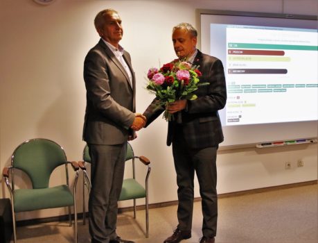 Przewodniczący Rady Gminy wręczający kwiaty Wójtowi Gminy