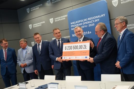 Samorządowcy z czekiem na dofinansowanie.