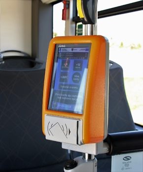 Urządzenie do biletów w autobusie.