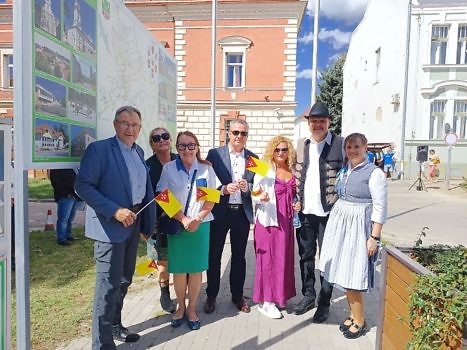 Sucholeska delegacja z burmistrzem Węgier przed ratuszem w Tamasi.