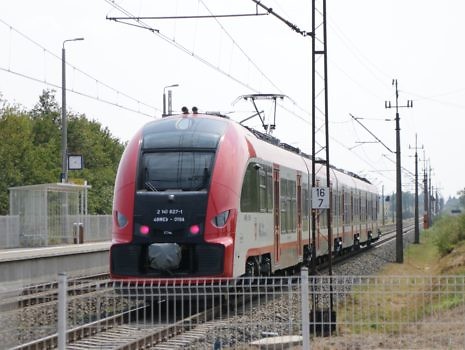 Pociąg stojący przy peronie.
