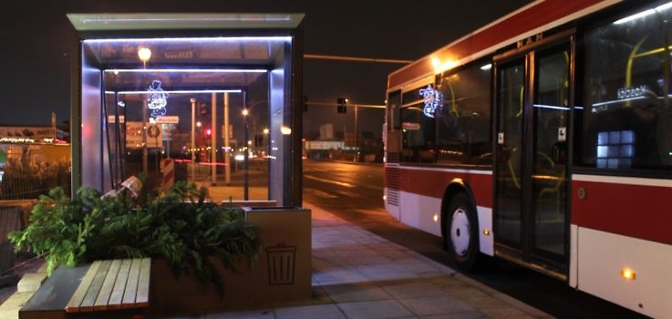 Autbus na przystanku autobusowym w nocy.