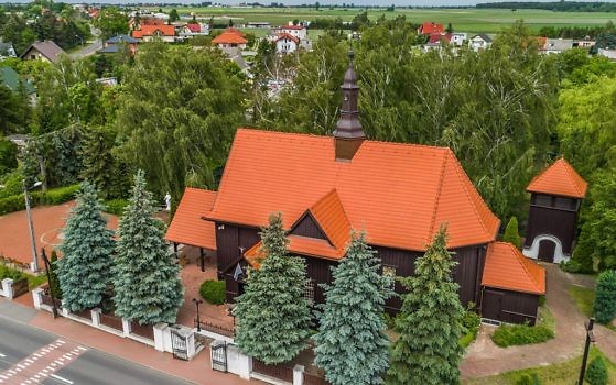 Widok na zabytkowy, drewniany kościół w Chludowie.