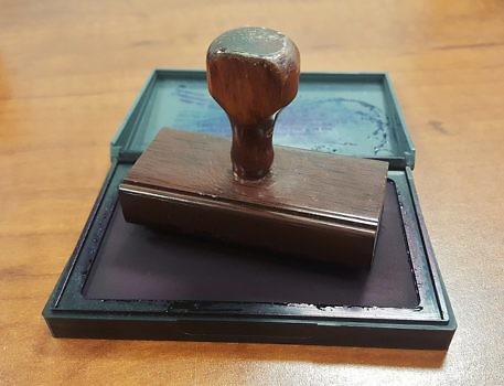 Stempel na stole