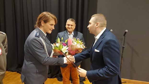Sekretarz Gminy Suchy Las gratuluje sucholeskiej policjantce.
