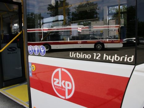 Fragment boku autobusu ze zbliżeniem na napis Solaris Urbino 12 hybrid