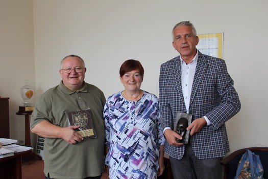 trzy osoby na zdjęciu, od lewej: o. Wróblewski, sołtys Halina Gramsch i wójt Grzegorz Wojtera