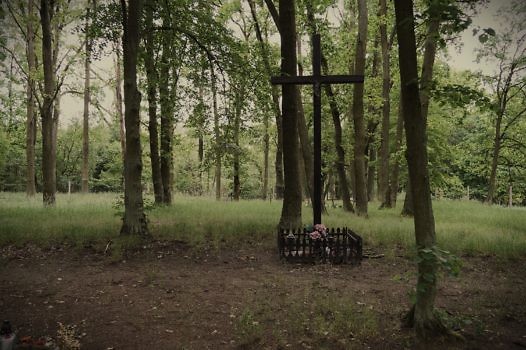 Cmentarz w Chojnicy - widok na drewniany krzyż