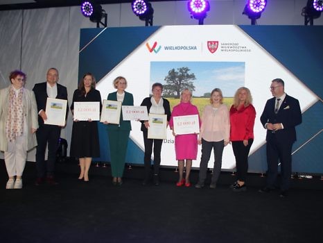 Na zdjęciu laureaci konkursu, śród nich Koło Gospodyń Wiejskich Złotniki.