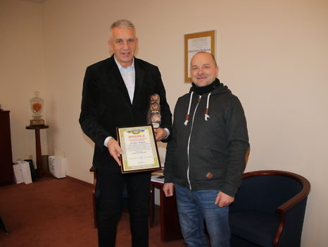 Na zdjęciu Wójt Gminy z mieszkańcem Golęczewa.