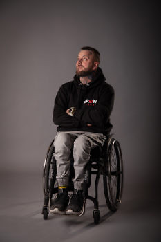 Krzysztof Stern siedzący na wózku inwalidzkim