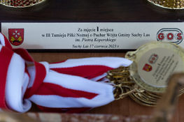 medal i podstawa pucharu z herbem gminy Suchy Las