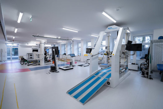 Sala do rehabilitacji z urządzeniami w szpitalu Degi w Poznaniu.