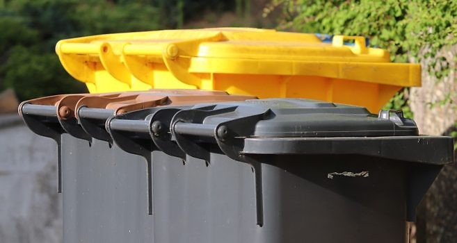 garbage cans 7290247 1280 657x350 - Informacja w sprawie odbioru odpadów z ulicy Śnieżnej w Suchym Lesie