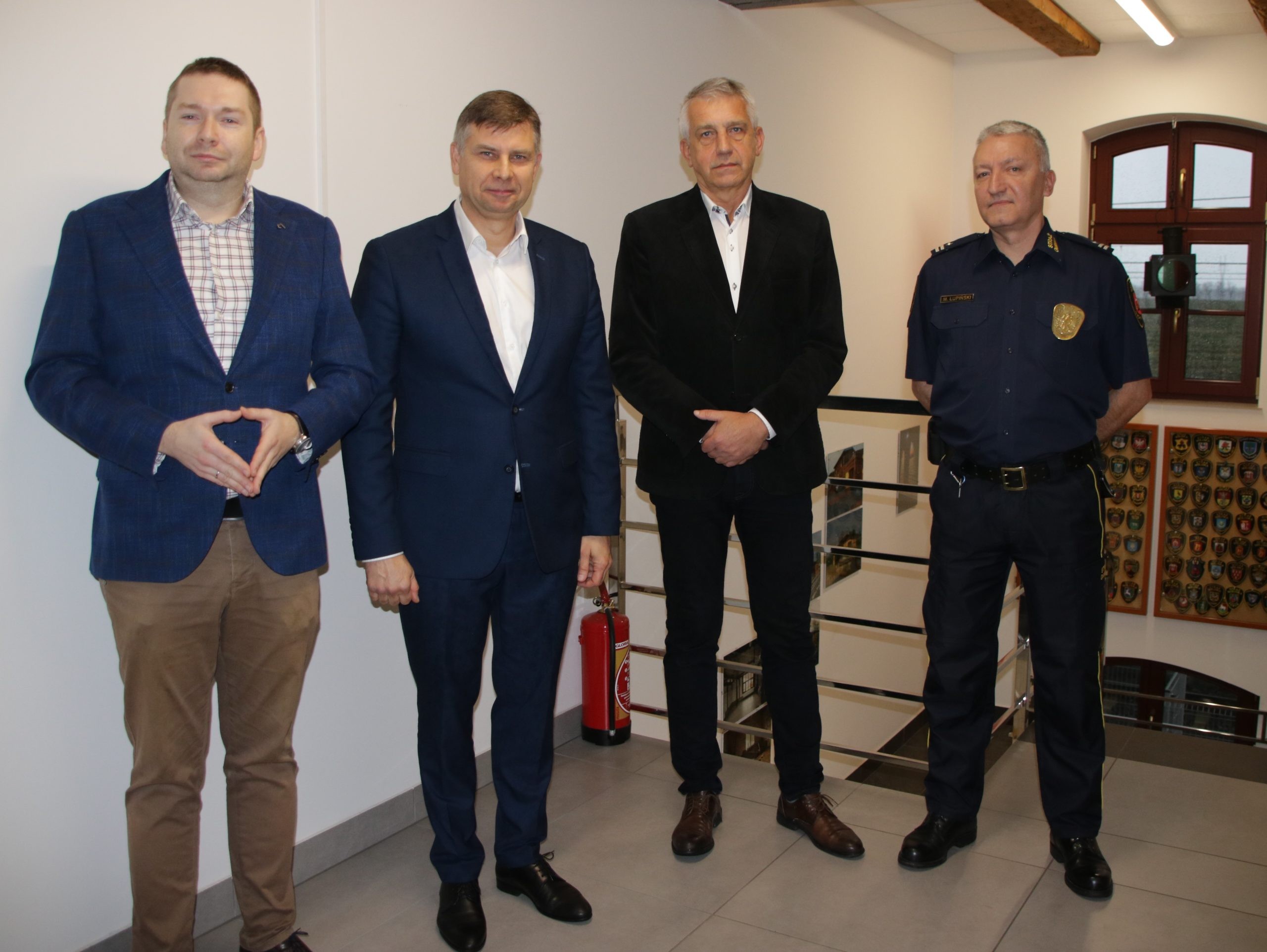 Na zdjęciu panowie pozują do zdjęcia. 