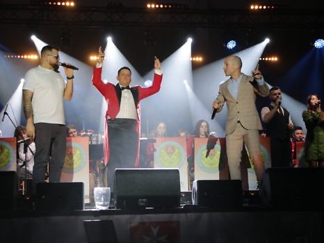 Na zdjęciu występujący raperzy, w tle Orkiestra Dęta.