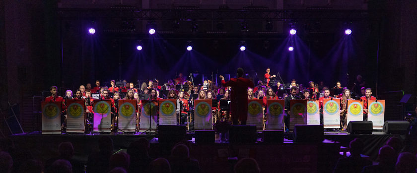 Orkiestra Dęta z Chludowa podczas koncertu ostatkowego w hali GOS