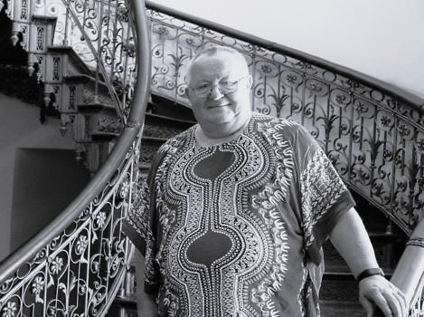 Ojciec Jan wróblewski stojący na schodach Domu misyjnego w Chludowie.