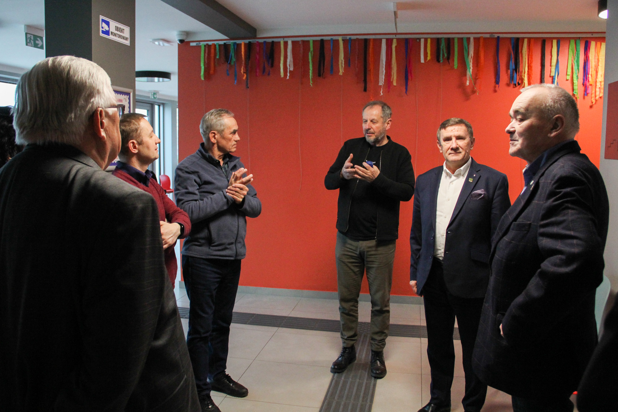 Dyrektor Centrum Kultury oprowadza grupę po obiekcie. 