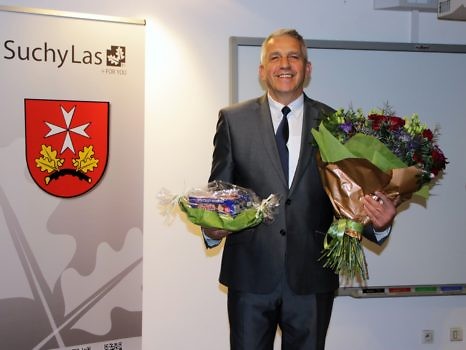 Na zdjęciu Wójt z kwiatami.