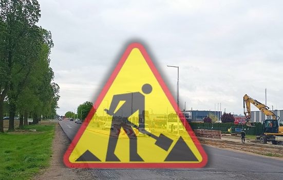 Zdjęcie drogi - ulicy Obornickiej na froncie ze znakiem informującym o robotach drogowych.