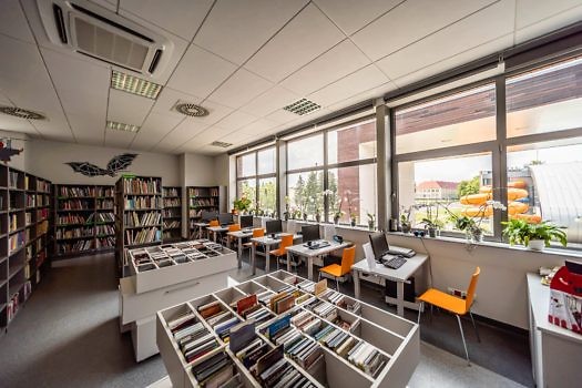 Wnętrze biblioteki w Suchym Lesie, w centrum kultury.