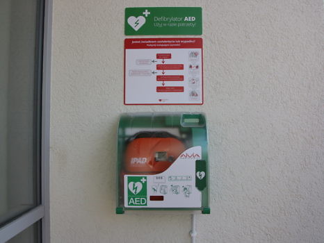 Urządzenie AED zawieszone na budynku.