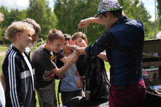 spotkania plenerowe dla uczniów klas 6 na Terenie aktywnej Edukacji i Sportu z udziałem eko-edukatora