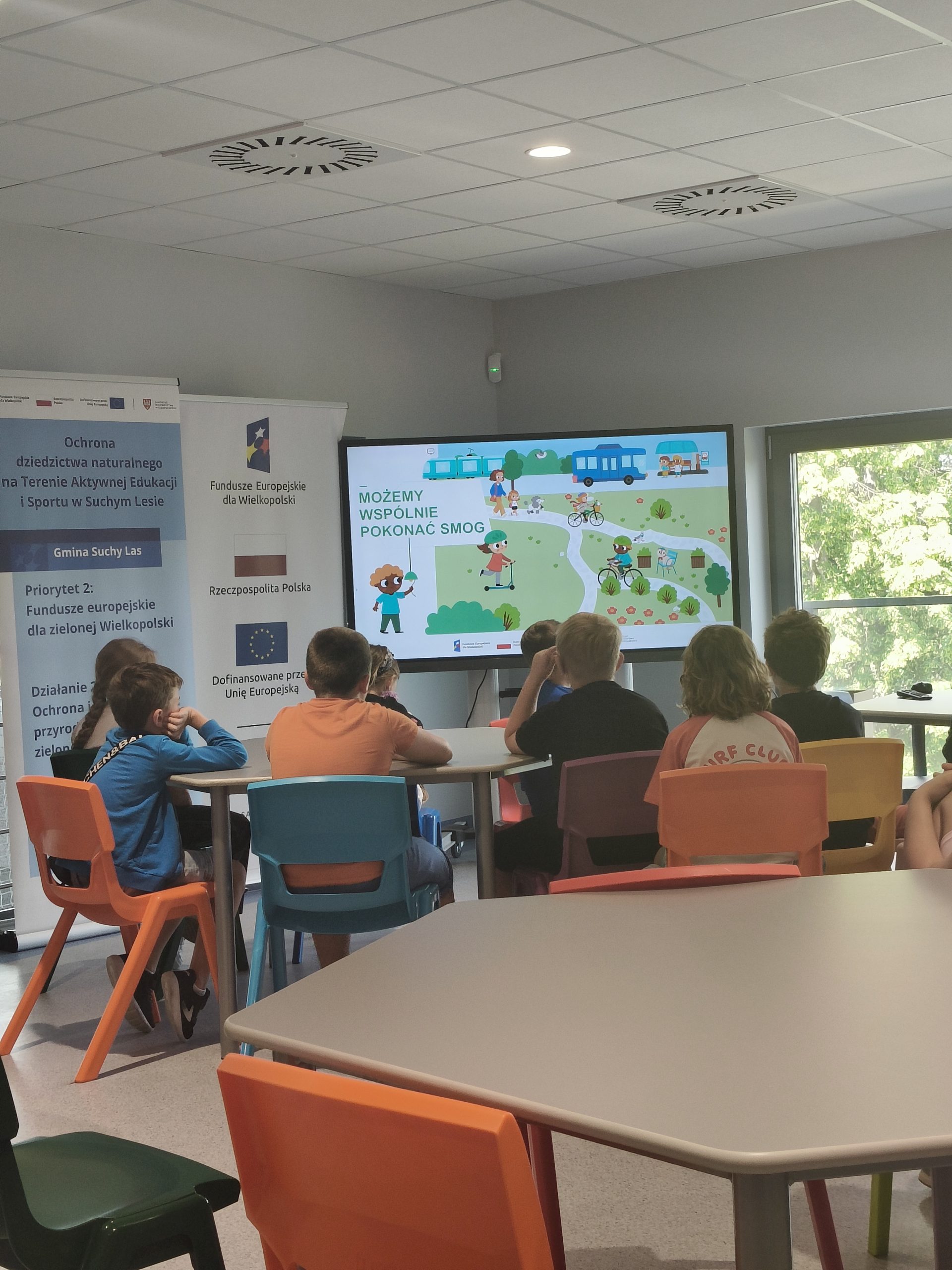Pani w klasie obok monitora opowiadająca o eko tematyce.