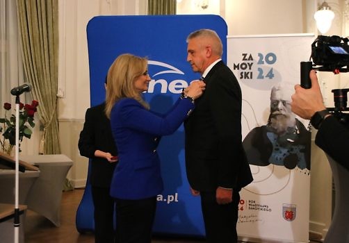 Przewodnicząca Sejmiku Województwa przypina medal Wójtowi Gminy.