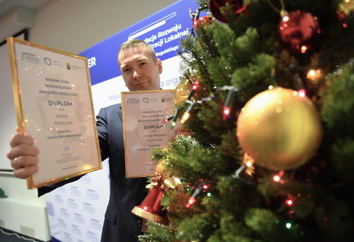 Zdjęcie sekretarza Gminy z dyplomami.