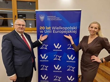 Dwie osoby przed roll upem - 20 lat Wielkopolski w Unii Europejskiej.