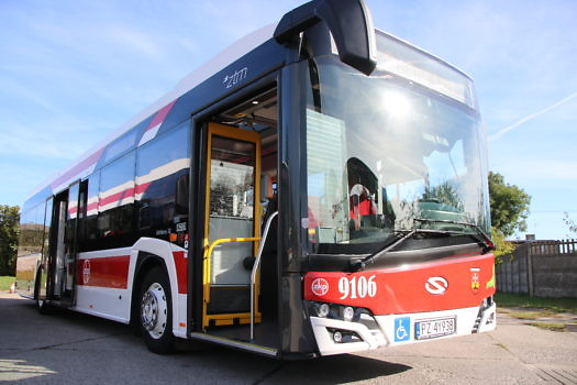 Zbliżenie od dołu na autobus ZKP.