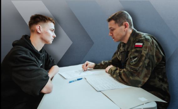 Wojskowy - kobieta i cywil - mężczyzna siedzący przy stole z dokumentami.