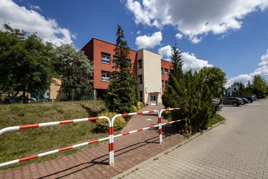 Zdjęcie budynku przedszkola z zewnątrz.