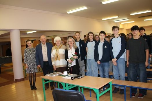 Uczniowie, nauczyciele i dyrekcja szkoły z zaproszonymi Paniami.
