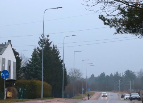 Zdjęcie lamp ulicznych.