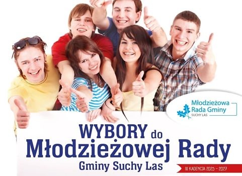 Zdjęcie przedstawiające radosną młodzież, trzymającą biały szyld w ręku z napisem wybory do młodzieżowej rady gminy Suchy Las.