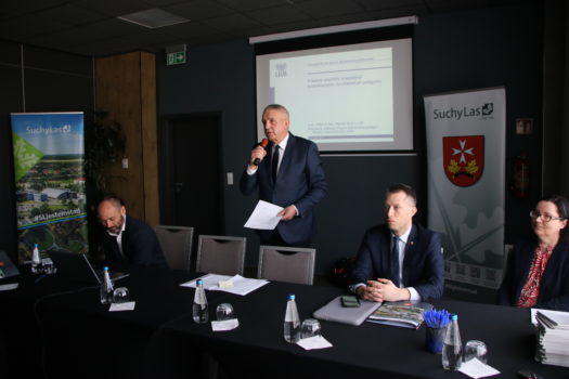 Widok na prezydium konferencji z przemawiającym wójtem Grzegorzem Wojterą.