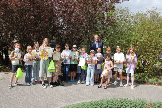 Laureaci konkursu pozują z wójtem przy łąweczce Bogusławskiego
