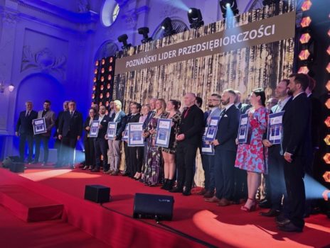 Nagrodzeni podczas uroczystej gali na scenie.